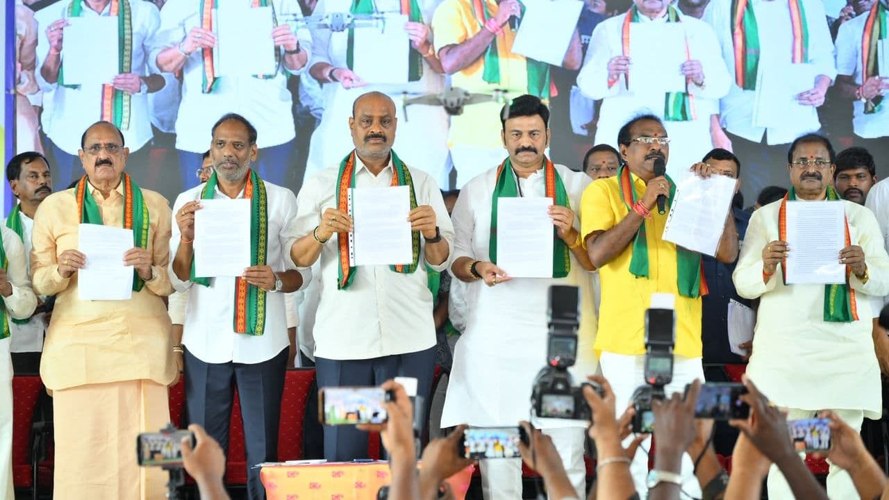 ఆక్వా రైతుల సమక్షంలో జీవోను విడుదల చేసిన మంత్రులు, ప్రజాప్రతినిధులు