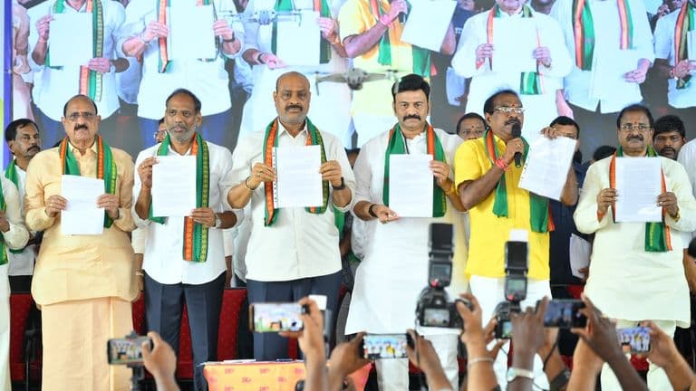 ఆక్వా రైతుల సమక్షంలో జీవోను విడుదల చేసిన మంత్రులు, ప్రజాప్రతినిధులు