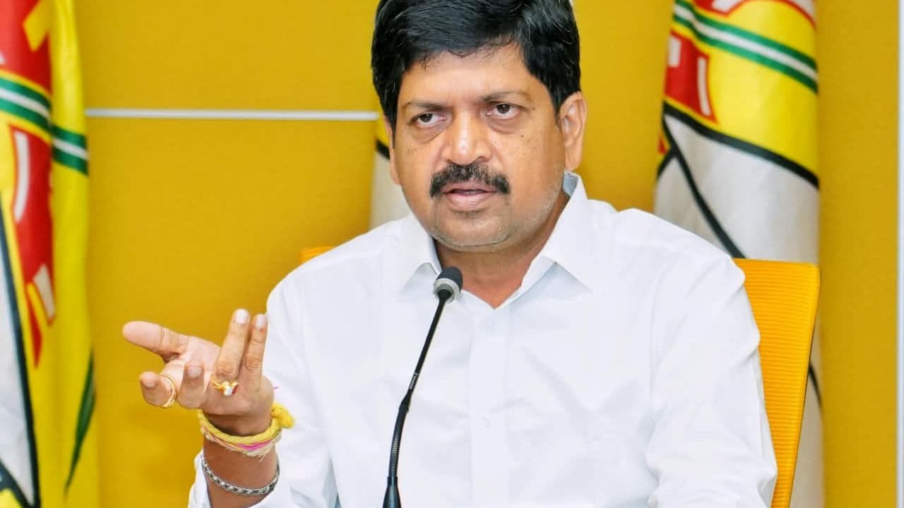 టీడీపీ కేంద్ర కార్యాలయంలో మీడియాతో మాట్లాడుతున్న మంత్రి కొల్లు రవీంద్ర