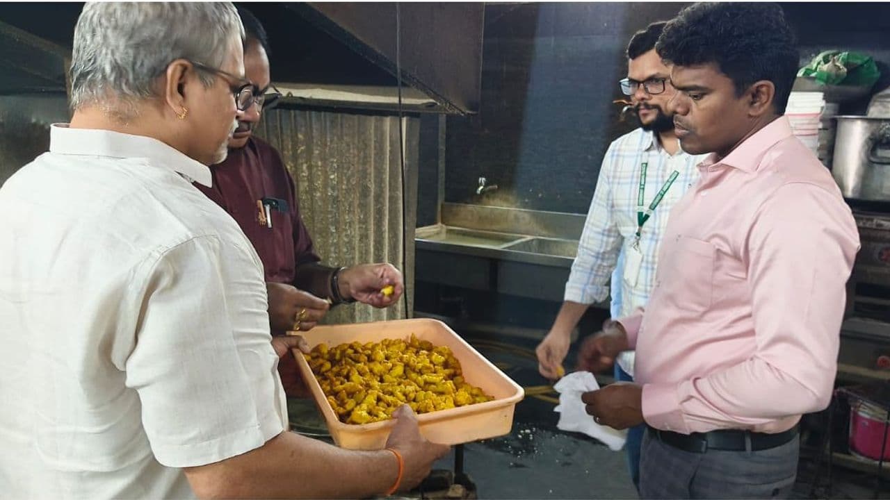 నరసరావుపేటలో ఫుడ్ సేఫ్టీ తనిఖీలు.. పలు హోటళ్లపై కేసులు, కిచెన్లు సీజ్