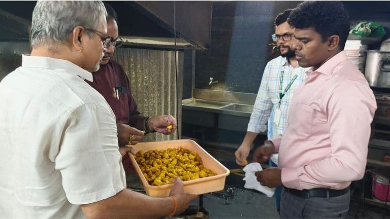 నరసరావుపేటలో ఫుడ్ సేఫ్టీ తనిఖీలు.. పలు హోటళ్లపై కేసులు, కిచెన్లు సీజ్