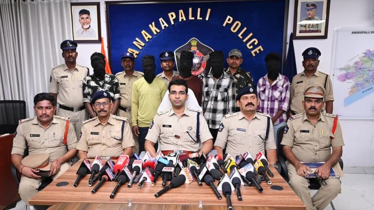 నిందితులను మీడియా ముందు ప్రవేశపెట్టిన అనకాపల్లి ఎస్పీ తుహిన్ సిన్హా