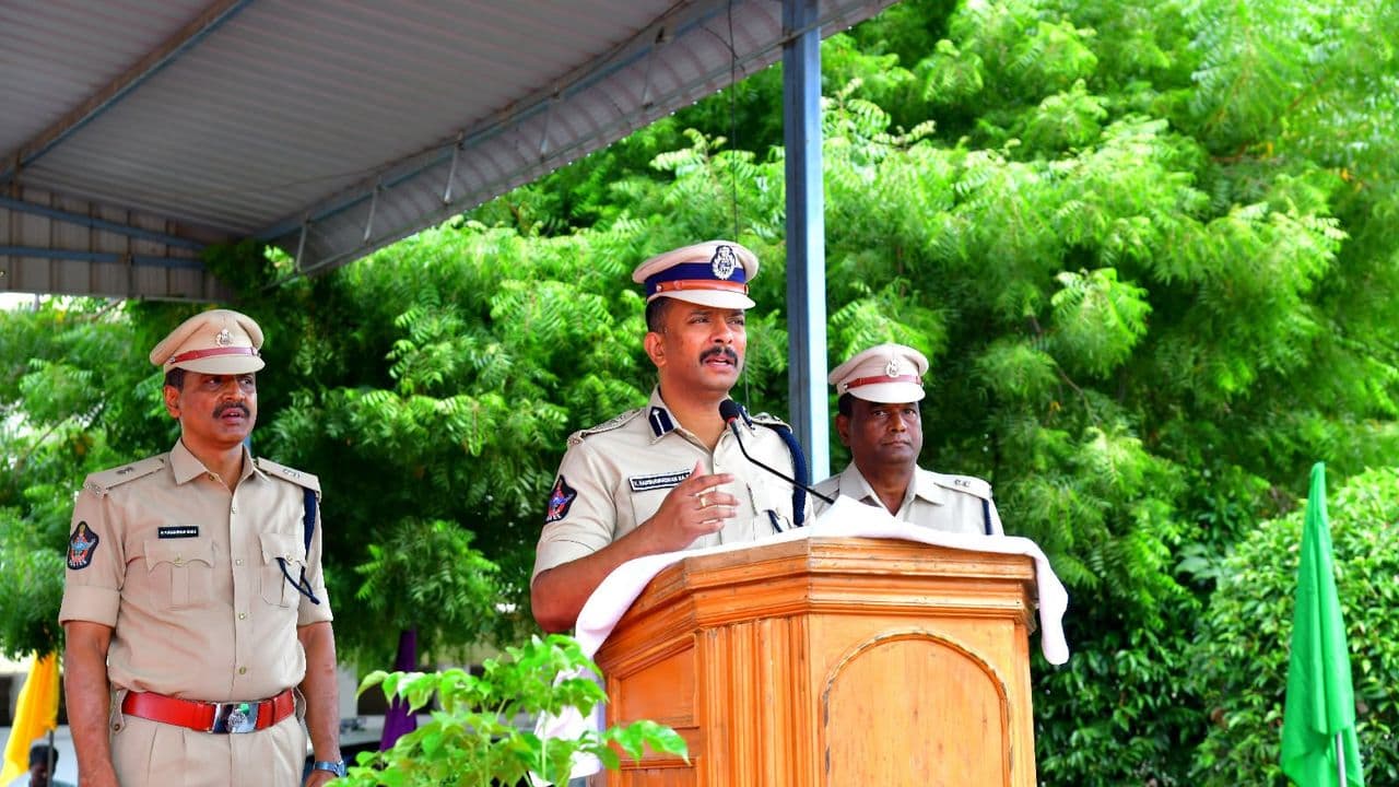 అద్దంకి ప్రమాద ఘటనపై వివరాలు వెల్లడిస్తున్న ప్రకాశం జిల్లా ఎస్పీ వి. హర్షవర్ధన్ రాజు, ఐపీఎస్