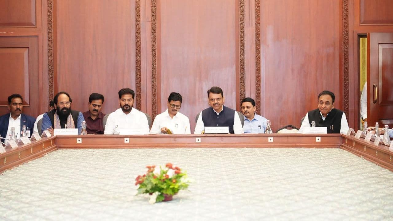 రేవంత్ రెడ్డి, దేవేంద్ర ఫడ్నవీస్ భేటీ