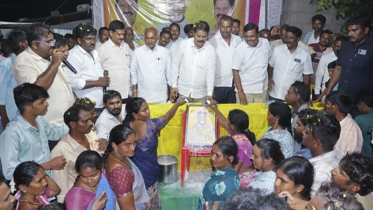 వెలిగొండ ప్రాజెక్టు నిర్వాసితులు