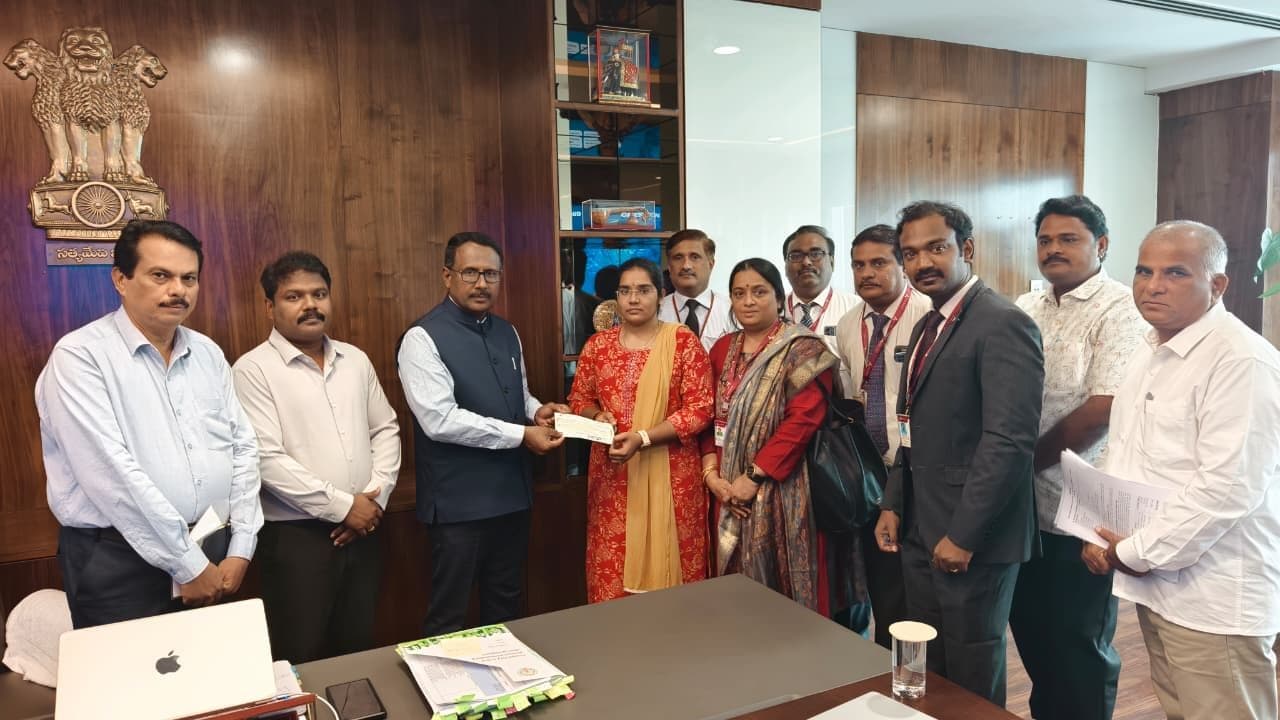 AP Municipal Worker’s Family Gets Rs. 33.15 Lakh Insurance Support