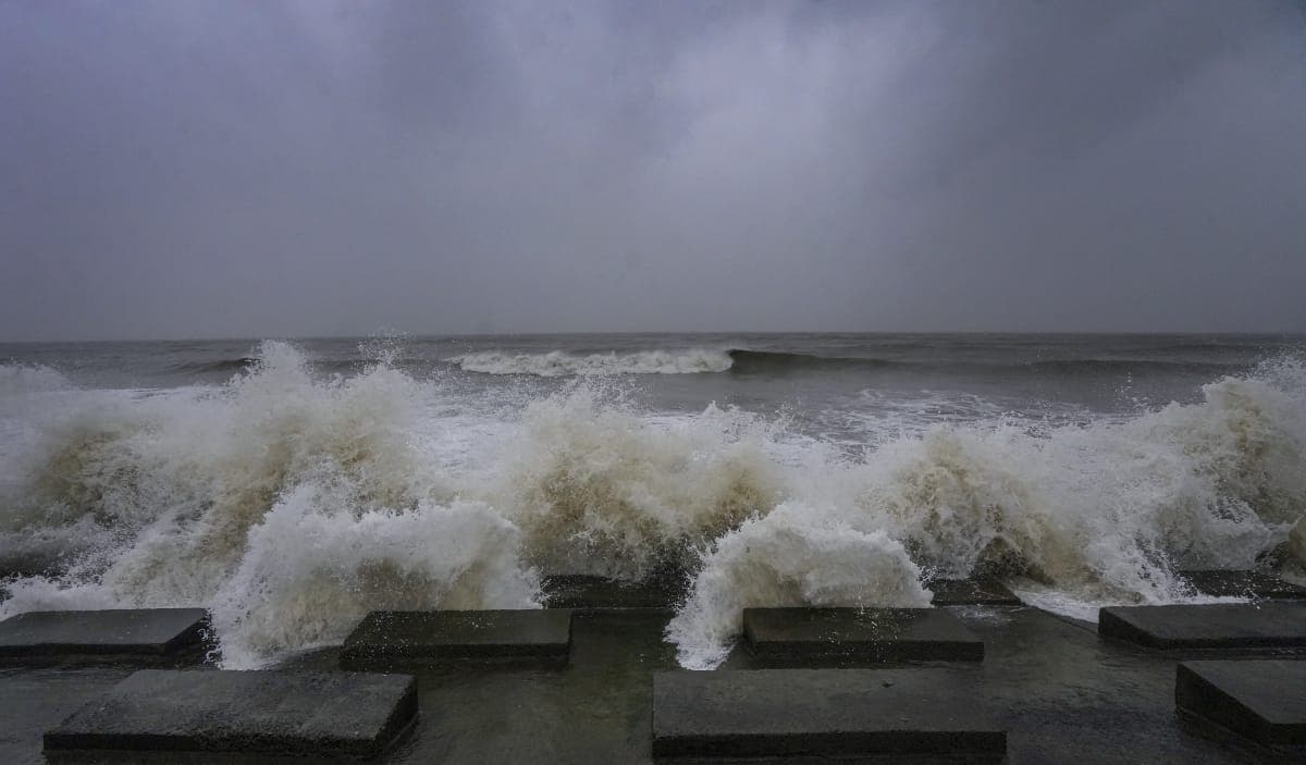 Severe Cyclonic Storm Crosses Coast Near Kalingapatnam, AP on Alert
