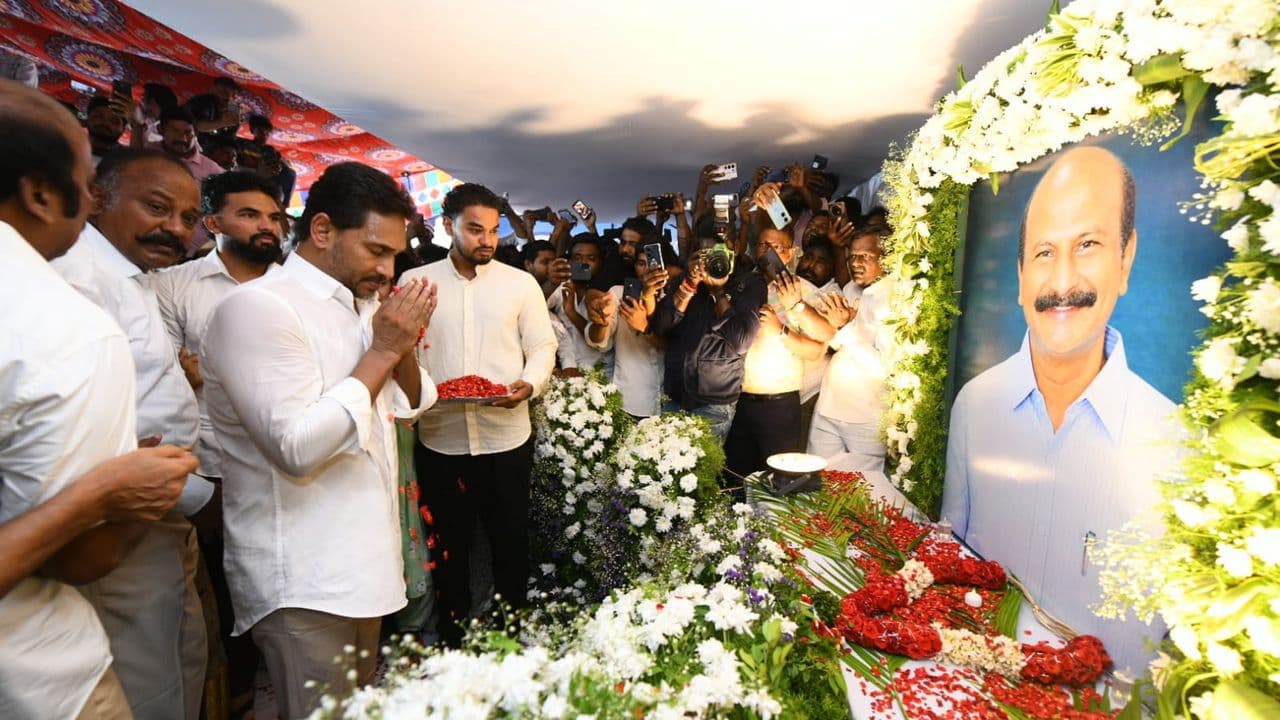 YS Jagan Mohan Reddy consoles the family of Kakumanu Rajasekhar