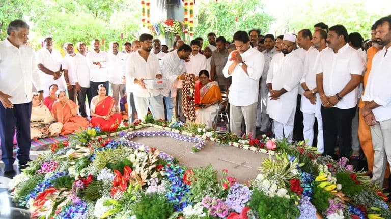 YSRCP president Y.S. Jagan Mohan Reddy pays floral tributes to Dr. Y.S. Rajasekhara Reddy at the YSR Ghat in Idupulapaya.