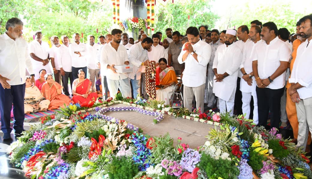 YSRCP president Y.S. Jagan Mohan Reddy pays floral tributes to Dr. Y.S. Rajasekhara Reddy at the YSR Ghat in Idupulapaya.